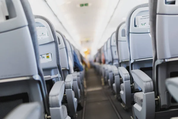 航空会社の乗客の座席と飛行機のキャビンの通路 — ストック写真