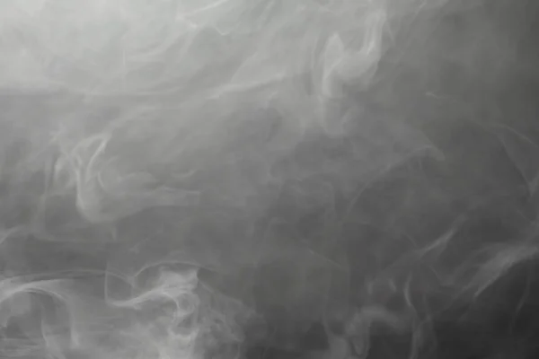 黒の背景に濃い煙 — ストック写真