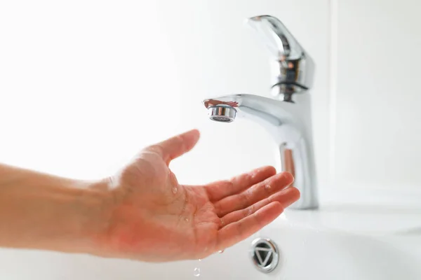 Mão Sob Torneira Sem Água — Fotografia de Stock