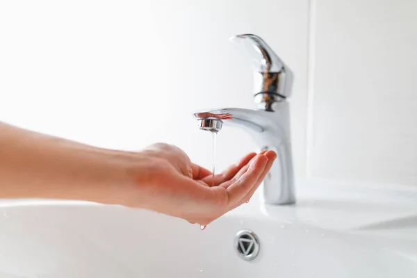 Mano Bajo Grifo Con Corriente Agua Baja Presión —  Fotos de Stock