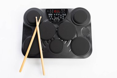 elektronik davul taşınabilir müzik aygıt, beyaz arka plan