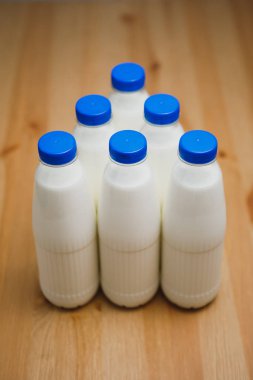 Süt şişelerini ahşap tablo