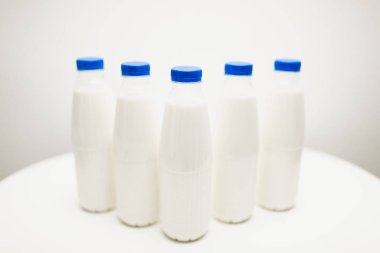 süt şişelerini beyaz masada