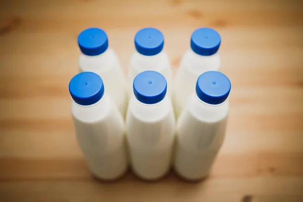 Mjölkflaskor Träbord — Stockfoto