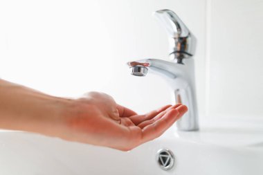 su olmadan musluk altında el