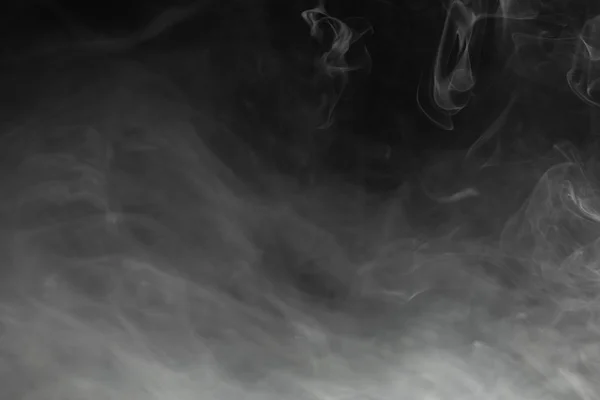 Плотный дым на черном фоне — стоковое фото