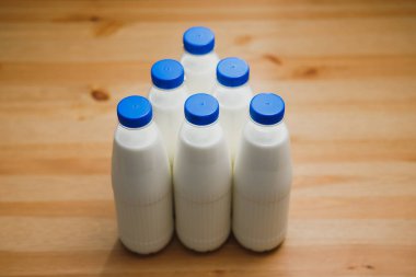 Süt şişelerini ahşap tablo