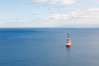 Offshore petrol ve gaz drillship, mavi deniz arka plan, havadan görünümü