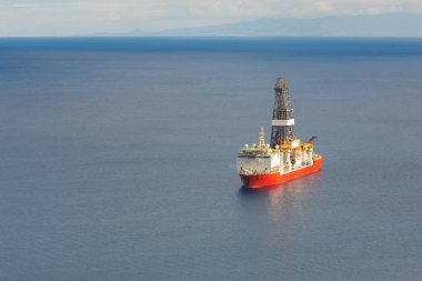 Offshore petrol ve gaz drillship, mavi deniz arka plan, havadan görünümü