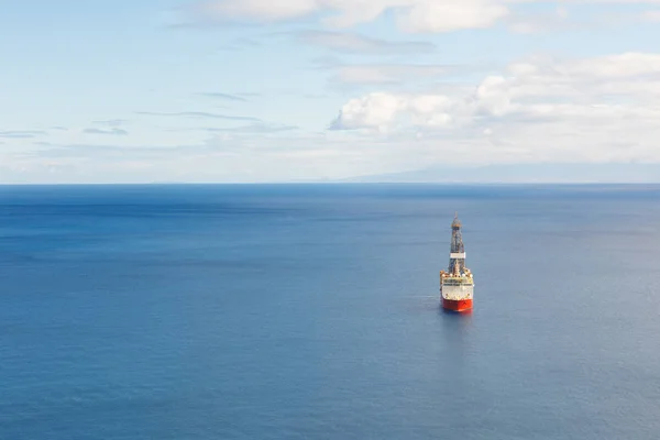 Barco de perforación de petróleo y gas en alta mar, fondo azul del mar, vista aérea —  Fotos de Stock