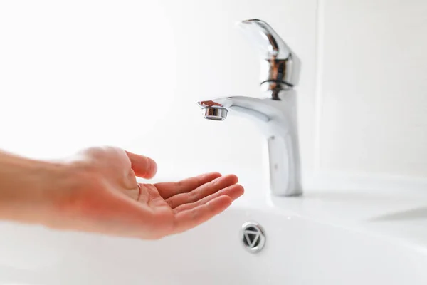 Hand onder kraan zonder water — Stockfoto