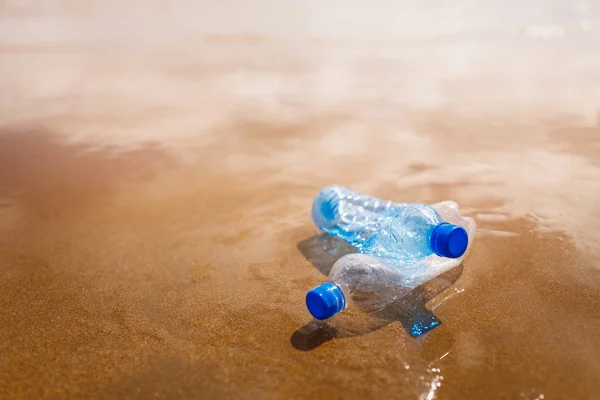 Verschwendete Plastikflaschen am Strand — Stockfoto