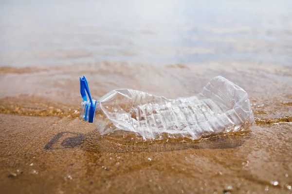Botella de plástico desperdiciado en la playa — Foto de Stock