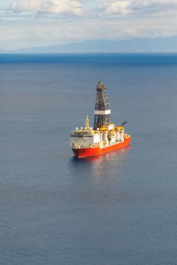 Offshore petrol ve gaz drillship, mavi deniz arka plan, havadan görünümü