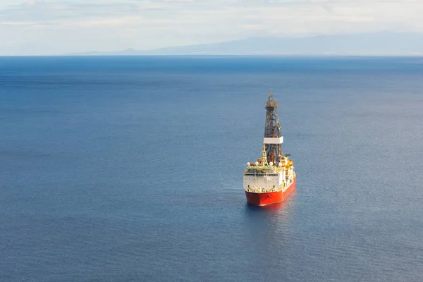 Offshore olja och gas drillship, blå havet bakgrund, Flygfoto — Stockfoto