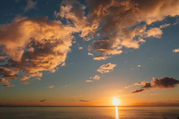 Nascer do sol na paisagem marinha do oceano com reflexão — Fotografia de Stock