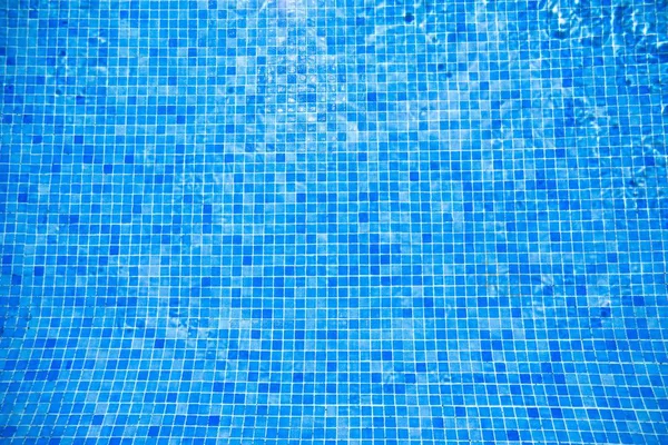 Água e azulejo azul na piscina — Fotografia de Stock