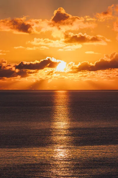 Nascer do sol na paisagem marinha do oceano com reflexão — Fotografia de Stock