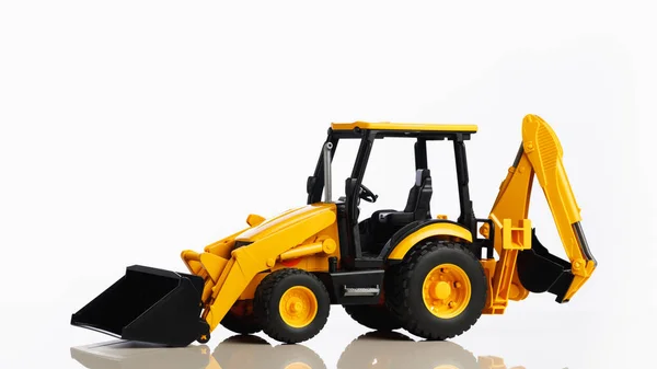 Mainan traktor backhoe, latar belakang putih — Stok Foto
