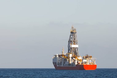 Offshore petrol ve gaz drillship, mavi okyanus arka plan