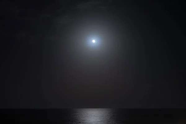 Luz de luna llena con reflejo en el mar por la noche —  Fotos de Stock