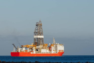 Offshore petrol ve gaz drillship, mavi okyanus arka plan