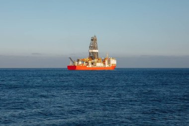 Offshore petrol ve gaz drillship, mavi okyanus arka plan