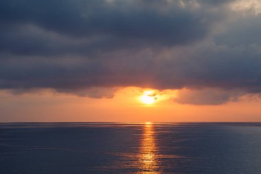 okyanus deniz manzarası yansıması ile güneş doğarken