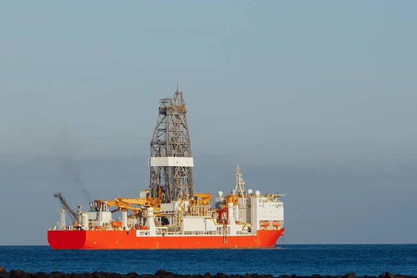 Forage pétrolier et gazier en mer, fond bleu de l'océan — Photo