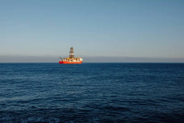 Forage pétrolier et gazier en mer, fond bleu de l'océan — Photo