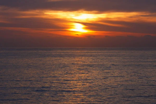 Nascer do sol na paisagem marinha do oceano com reflexão — Fotografia de Stock