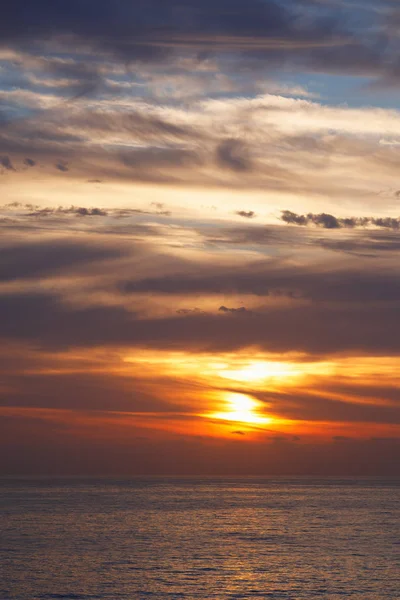 Восход солнца на океане с отражением — стоковое фото