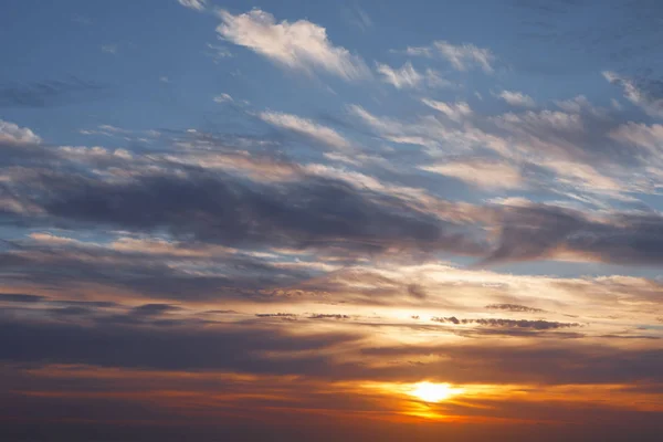 Cloudscape восход солнца, синий фон неба — стоковое фото
