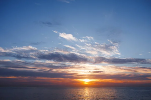 Nascer do sol na paisagem marinha do oceano com reflexão — Fotografia de Stock