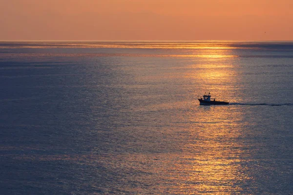 Zonsopgang op oceaan zeegezicht met reflectie — Stockfoto