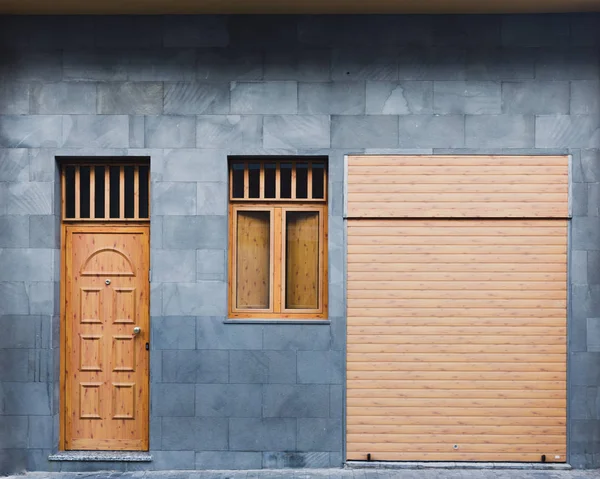 Современные двери гаража, окна и рольставни — стоковое фото