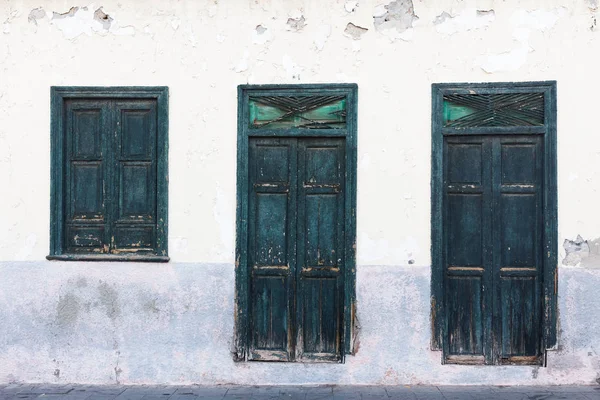 古老的门和百叶窗 — 图库照片