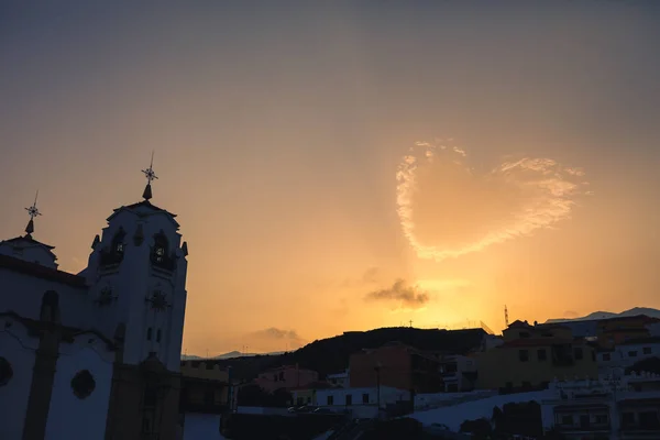 Σχήμα καρδιάς σύννεφο και σιλουέτα εκκλησία στο ηλιοβασίλεμα — Φωτογραφία Αρχείου