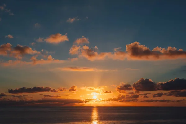 Nascer do sol na paisagem marinha do oceano com reflexão — Fotografia de Stock