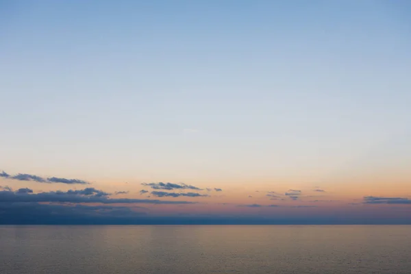 蓝色天空和海洋在日落, 极简主义背景 — 图库照片