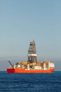 Offshore petrol ve gaz drillship, mavi okyanus arka plan