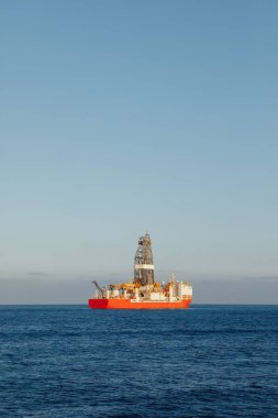 Offshore petrol ve gaz drillship, mavi okyanus arka plan