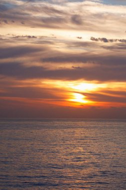 okyanus deniz manzarası yansıması ile güneş doğarken