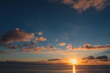 okyanus deniz manzarası yansıması ile güneş doğarken