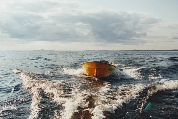 Kleine vissersboot heb gesleept op Ladoga lake — Stockfoto