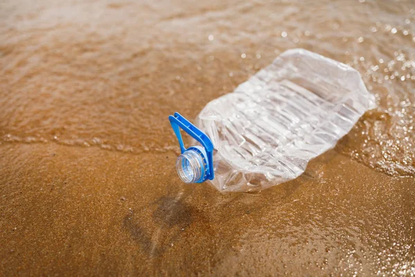 Verspilde plastic fles op strand — Stockfoto