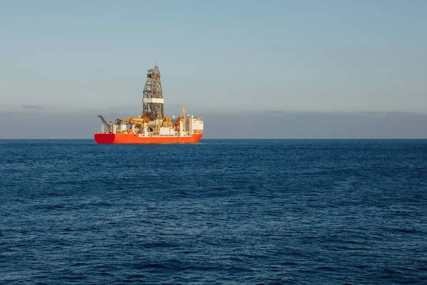 Forage pétrolier et gazier en mer, fond bleu de l'océan — Photo