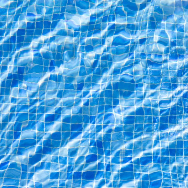 Ondulaciones de agua en la piscina, fondo azul —  Fotos de Stock