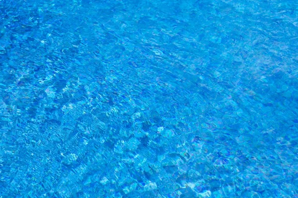 Ondulações de água na piscina, fundo azul — Fotografia de Stock