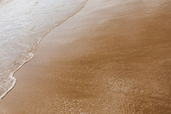 젖은 모래 해변 배경과 바다 물 — 스톡 사진